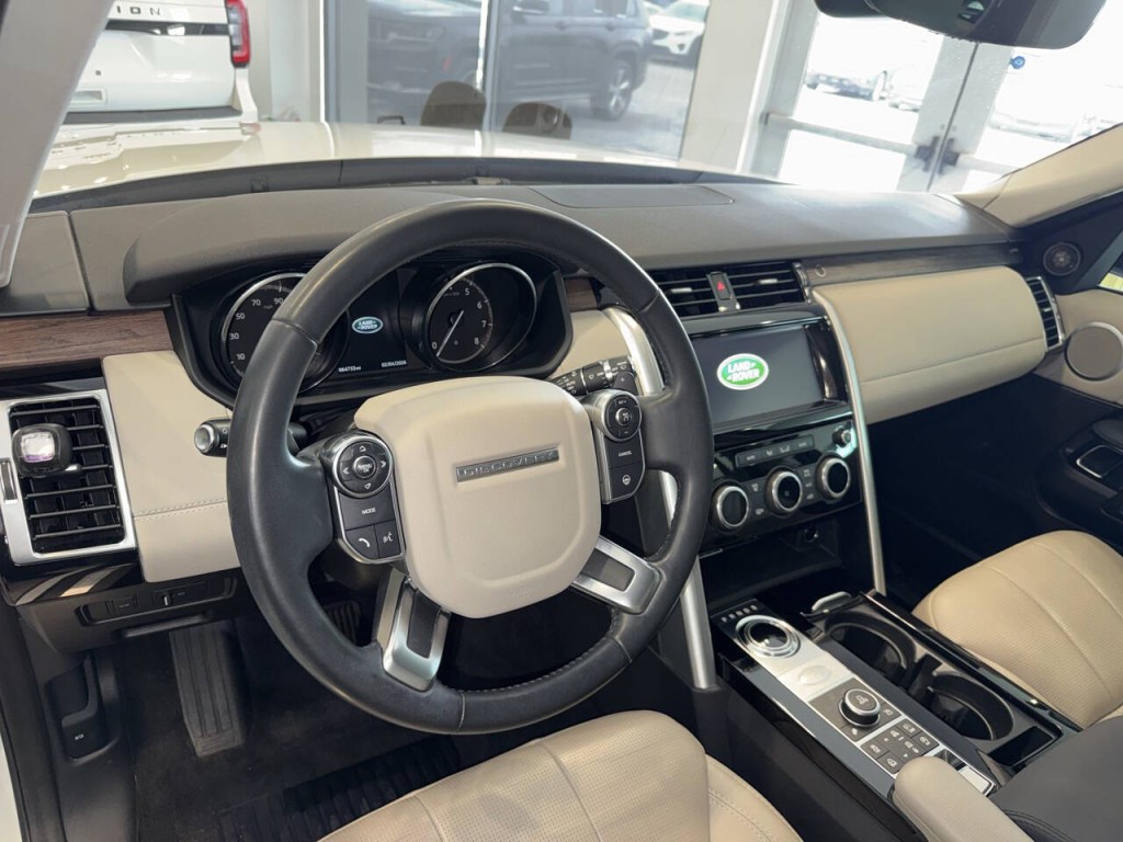 2017 Land Rover Discovery Image 32