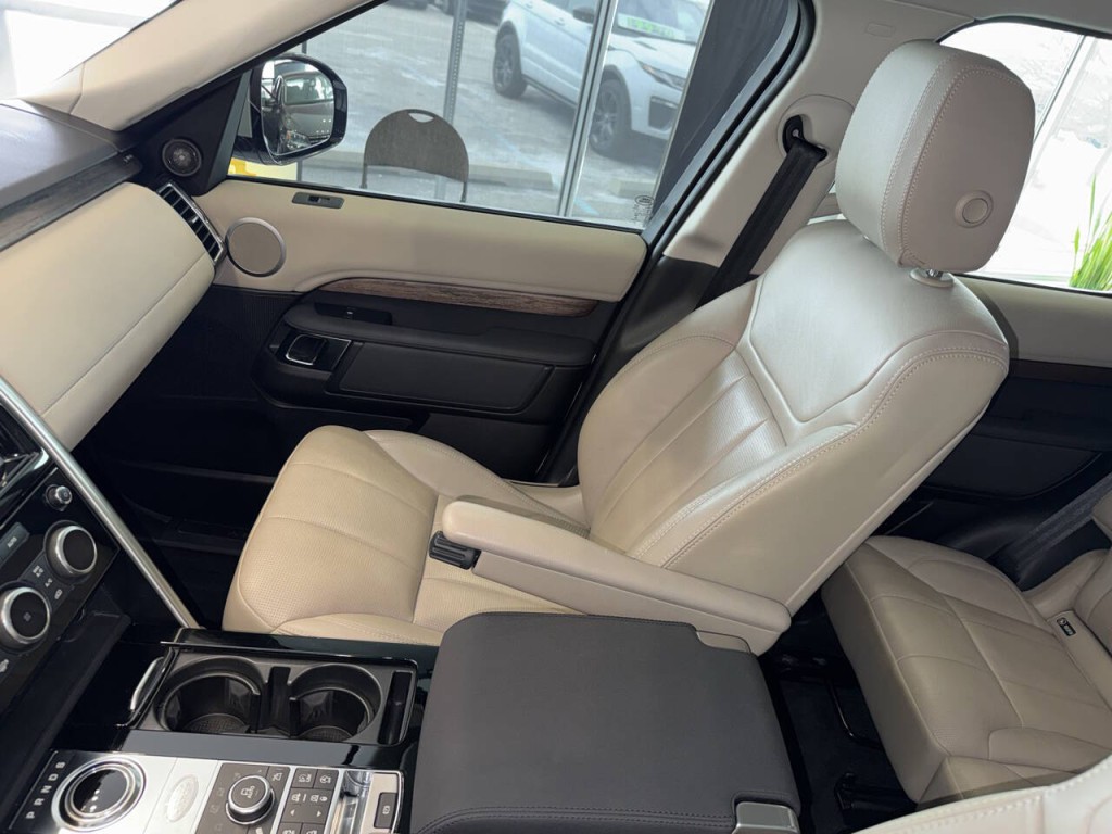 2017 Land Rover Discovery Image 33