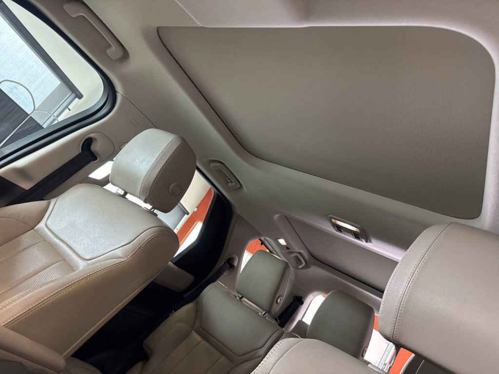 2017 Land Rover Discovery Image 34