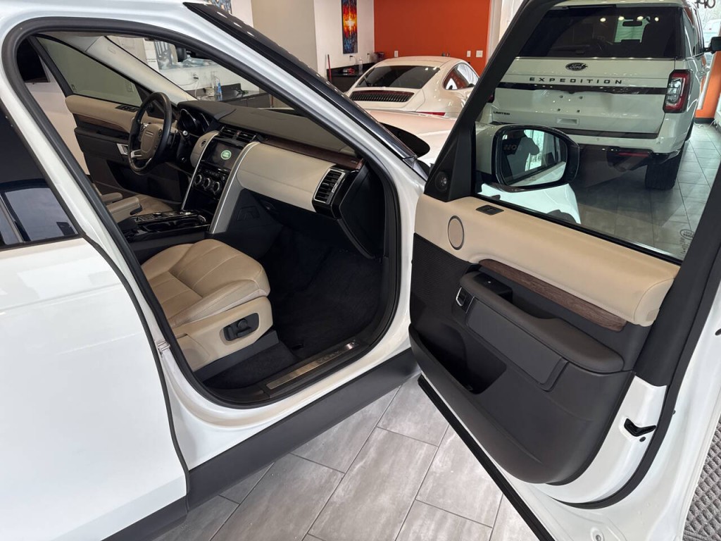 2017 Land Rover Discovery Image 35