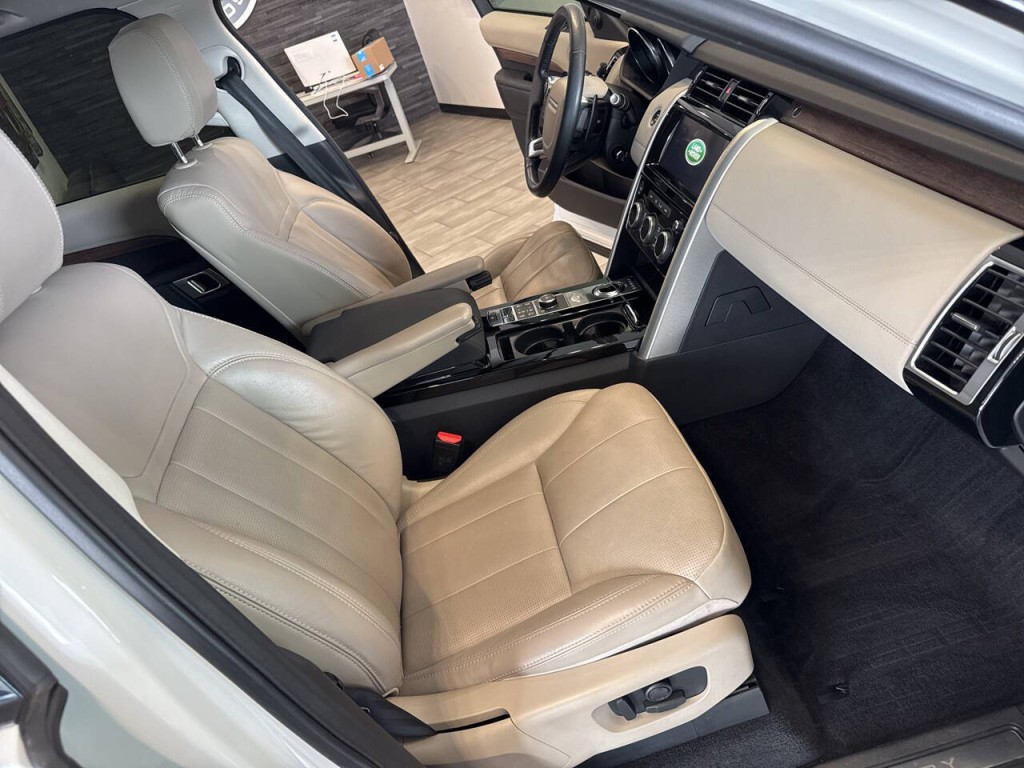 2017 Land Rover Discovery Image 36