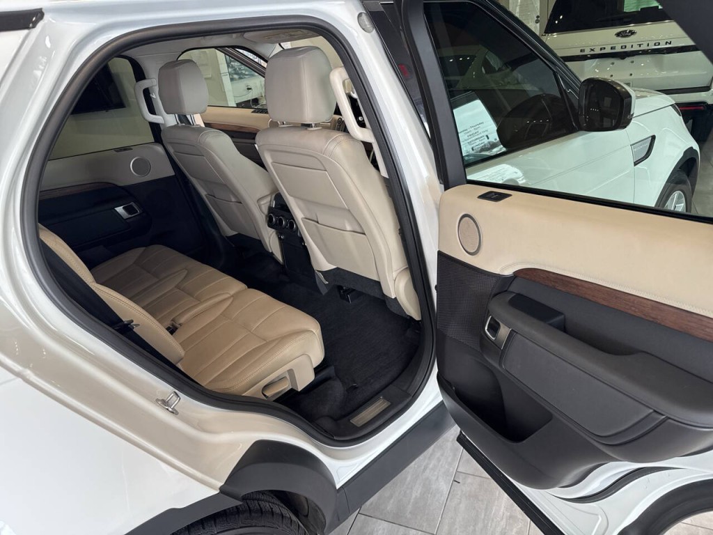 2017 Land Rover Discovery Image 38