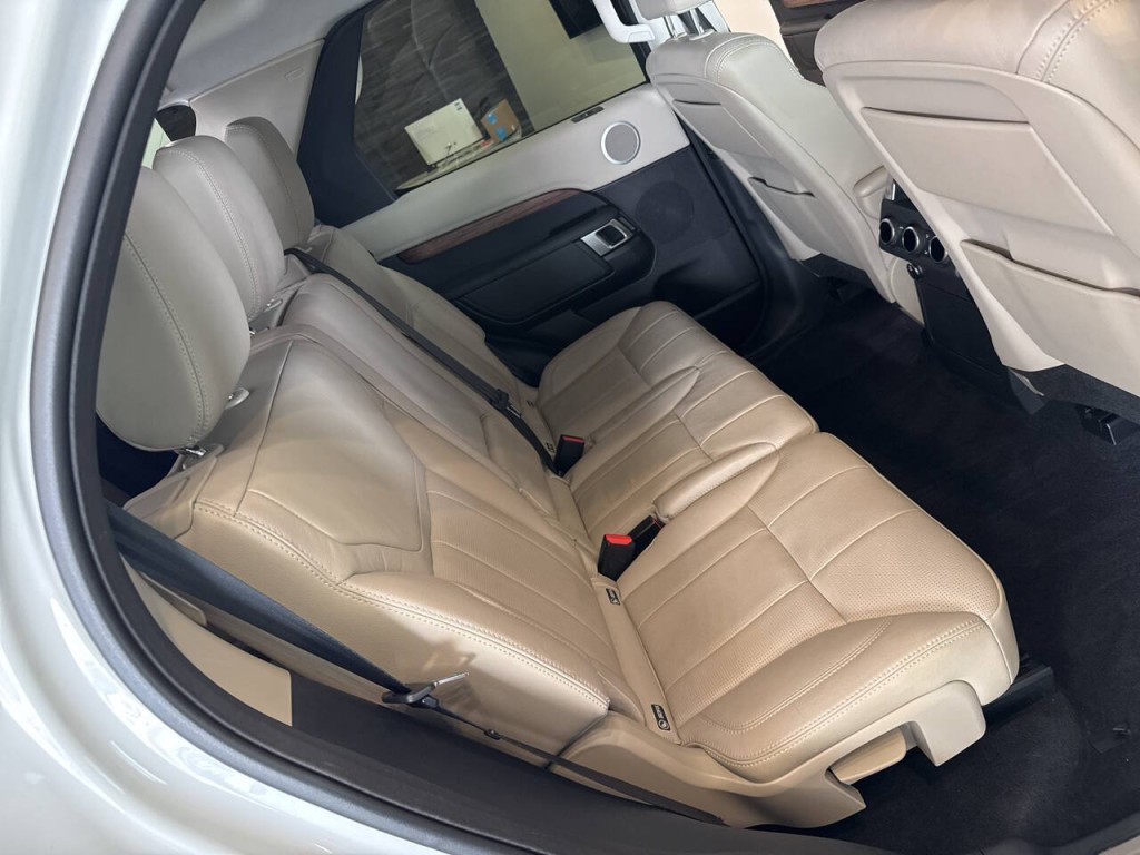 2017 Land Rover Discovery Image 39