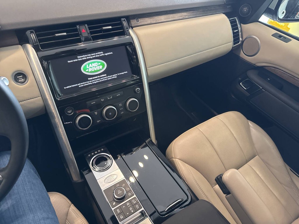 2017 Land Rover Discovery Image 41