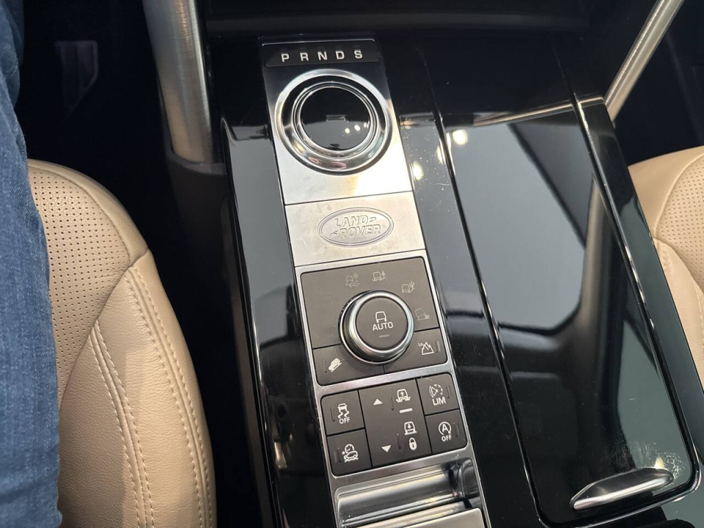 2017 Land Rover Discovery Image 42