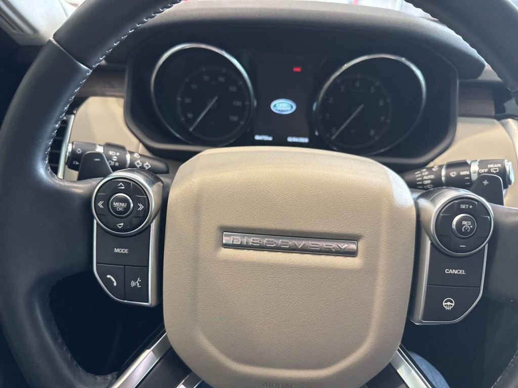 2017 Land Rover Discovery Image 44
