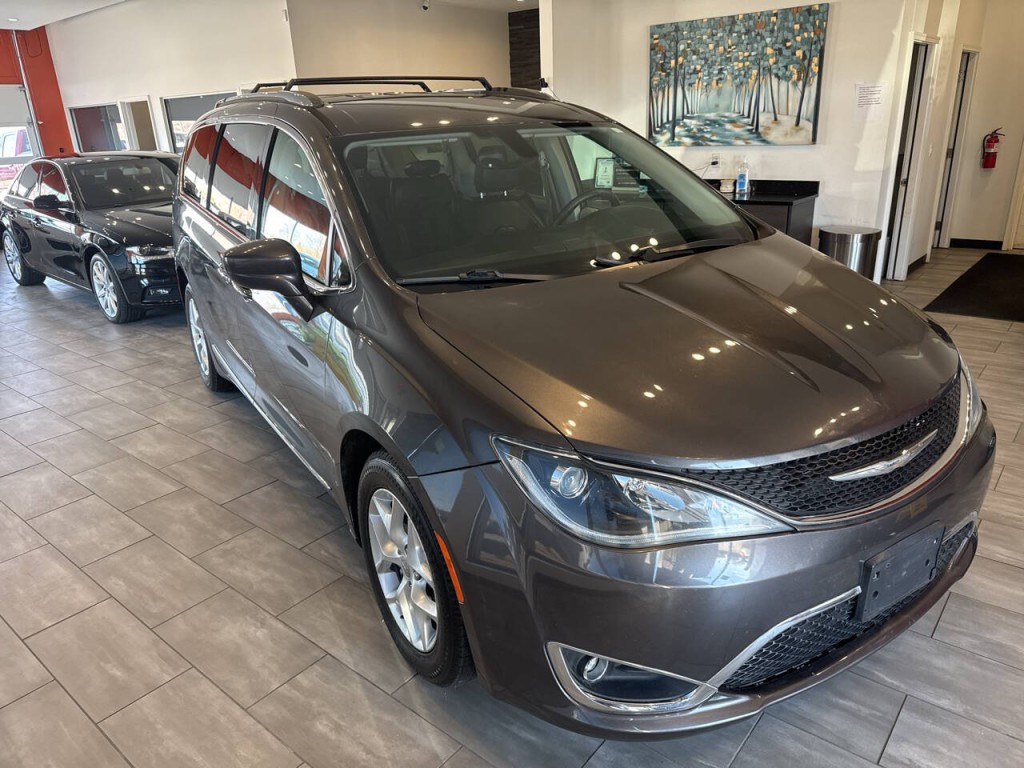 2017 Chrysler Pacifica Image 2