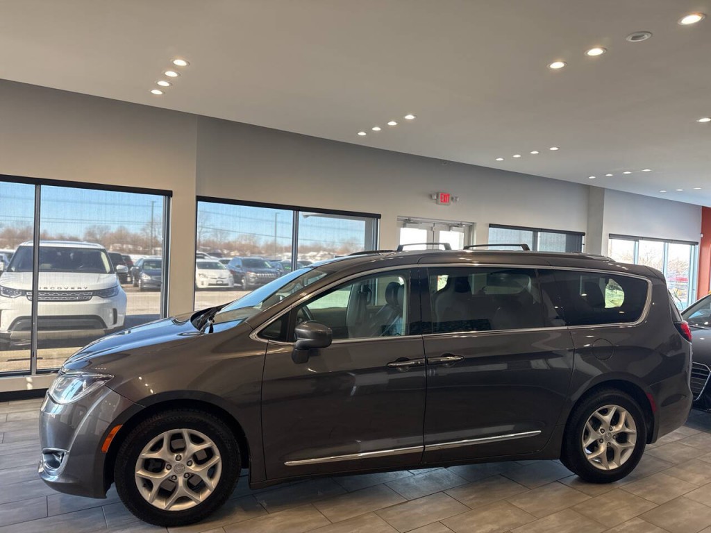 2017 Chrysler Pacifica Image 7