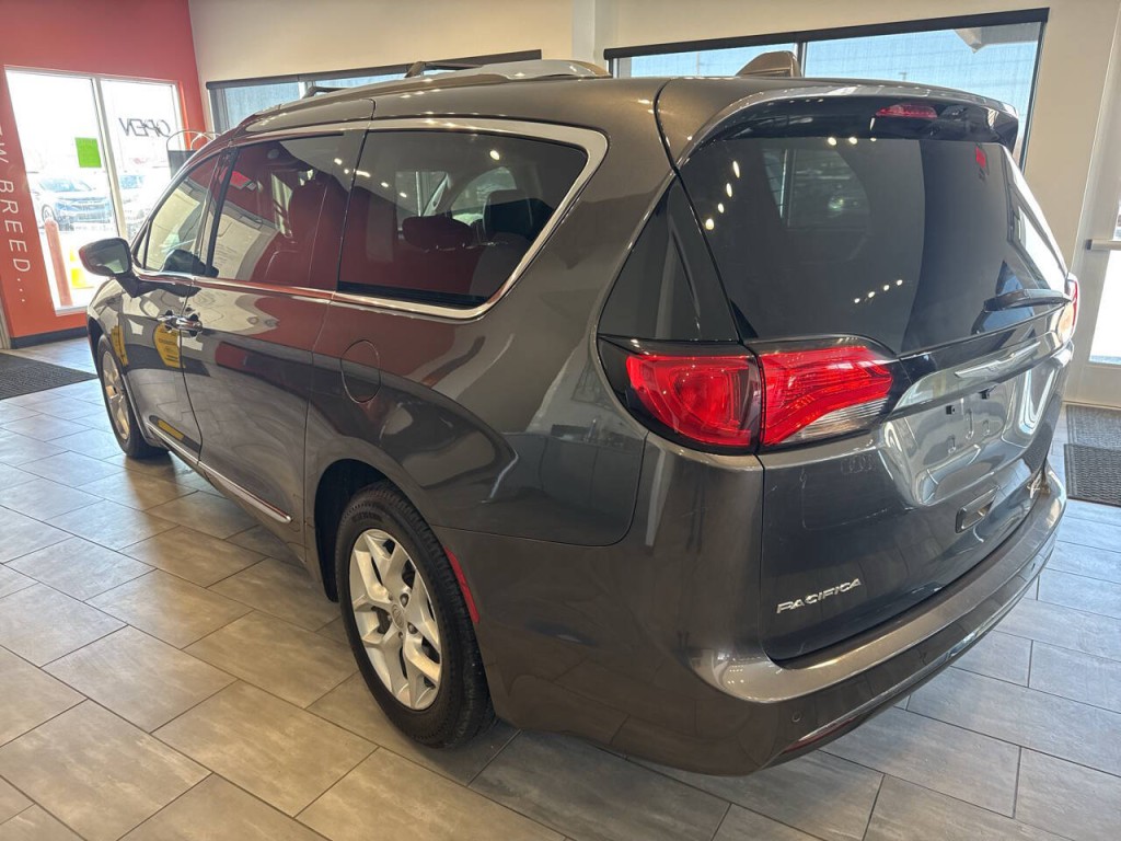 2017 Chrysler Pacifica Image 8