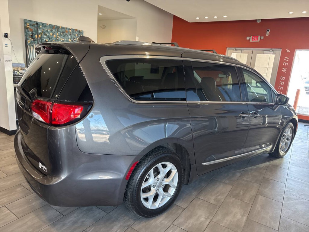 2017 Chrysler Pacifica Image 11