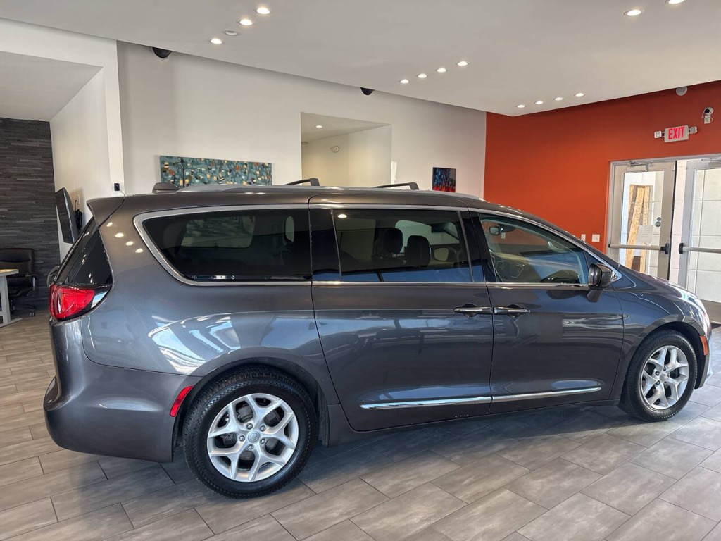 2017 Chrysler Pacifica Image 12