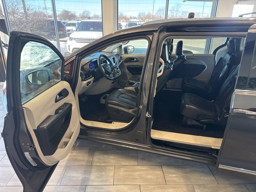 2017 Chrysler Pacifica Image 17