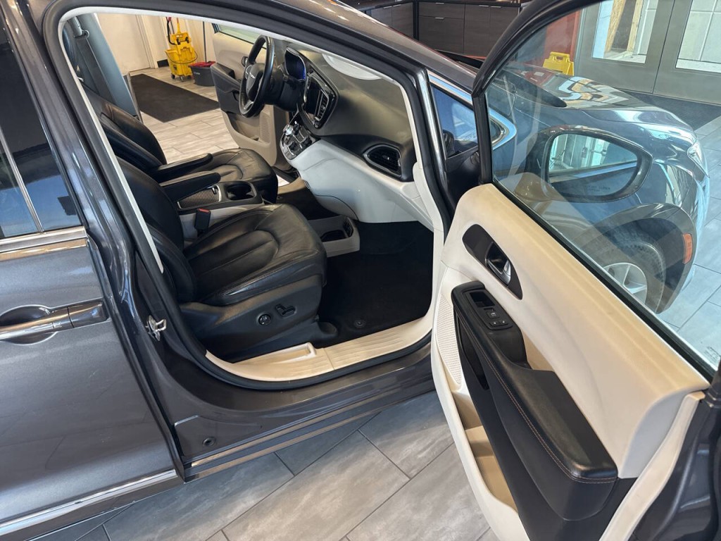 2017 Chrysler Pacifica Image 18