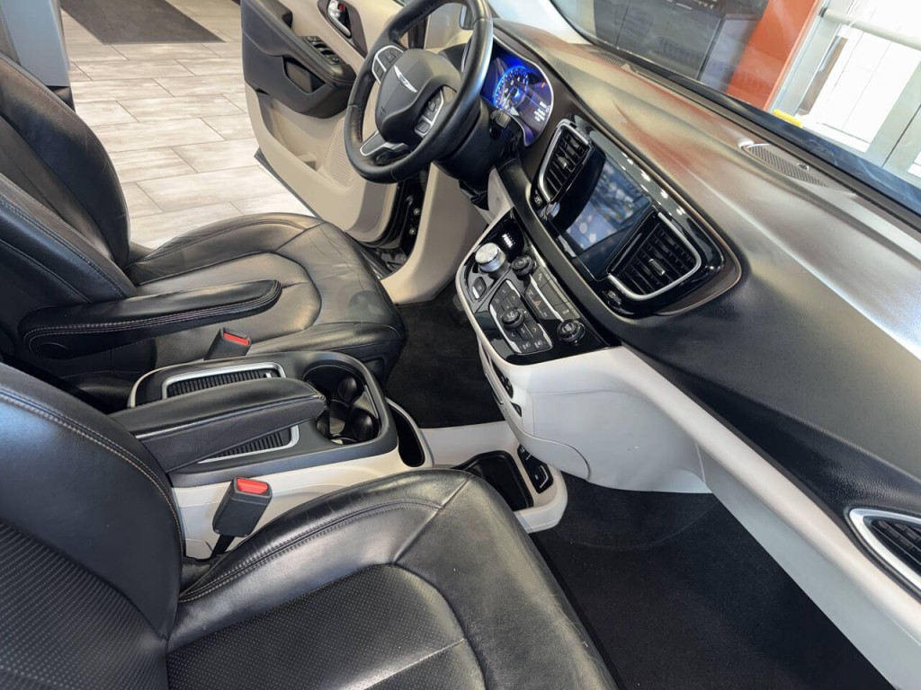 2017 Chrysler Pacifica Image 21