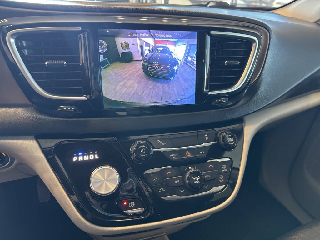 2017 Chrysler Pacifica Image 33