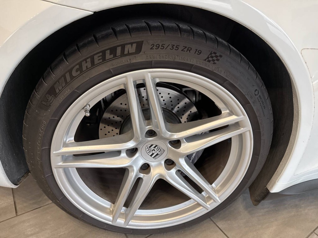 2019 Porsche 911 Image 32