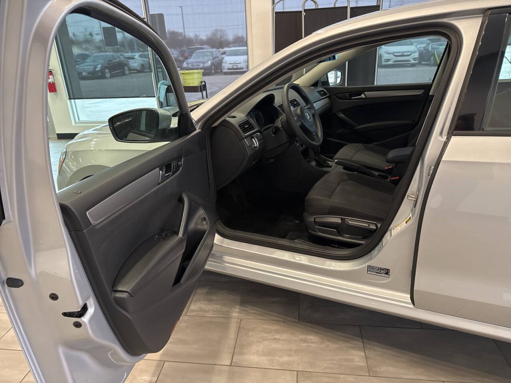 2015 Volkswagen Passat Image 12