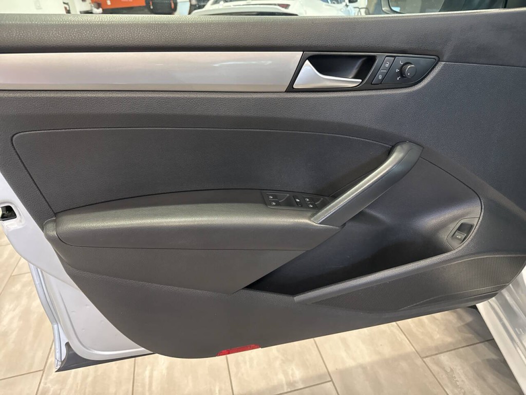 2015 Volkswagen Passat Image 13
