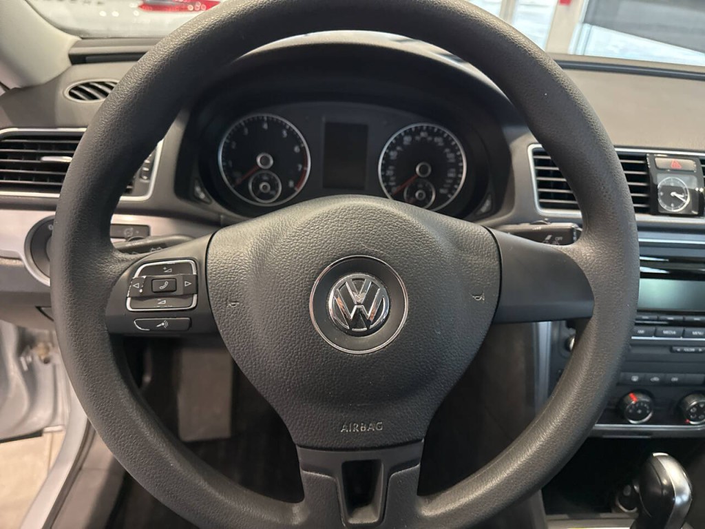2015 Volkswagen Passat Image 16