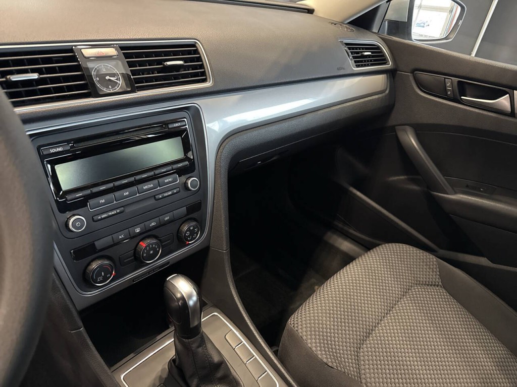 2015 Volkswagen Passat Image 17