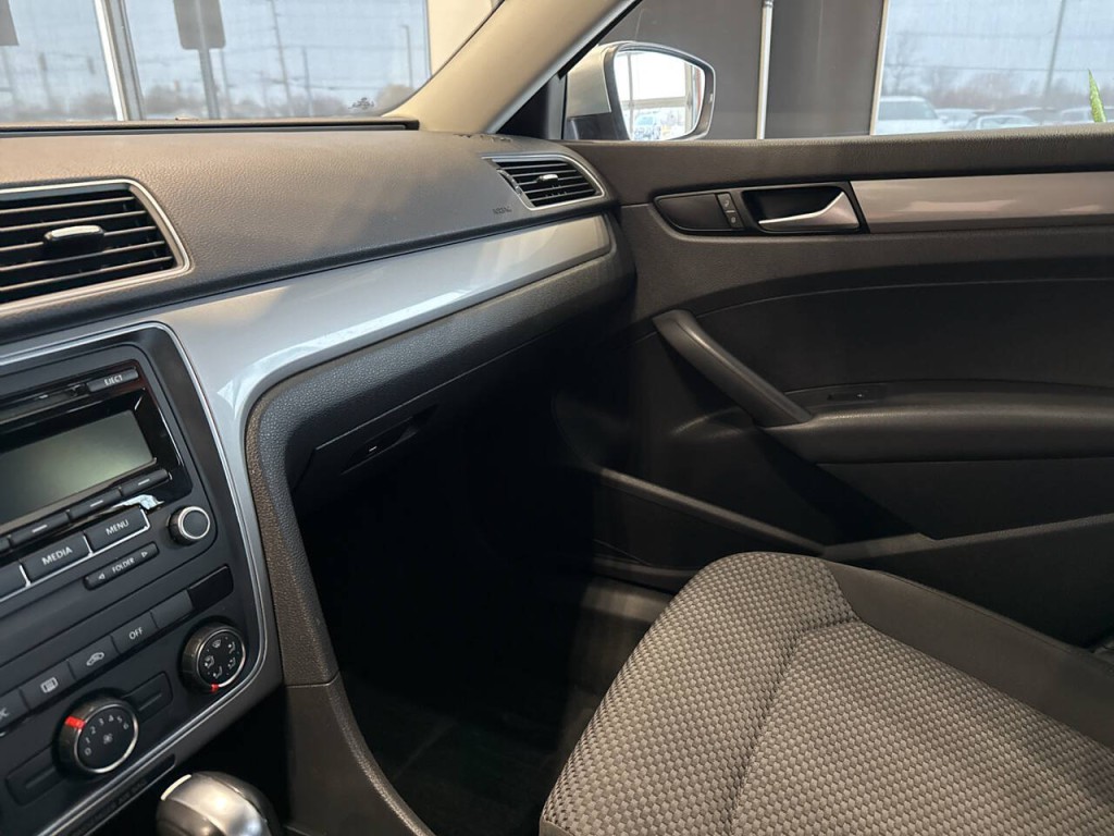 2015 Volkswagen Passat Image 20