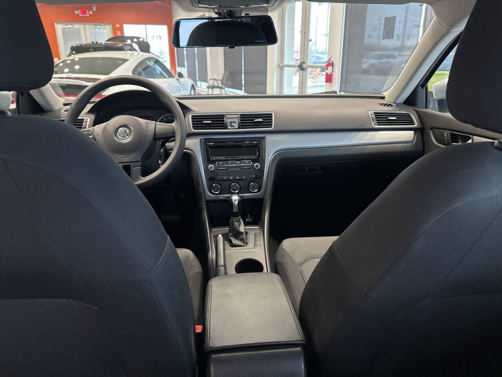 2015 Volkswagen Passat Image 25