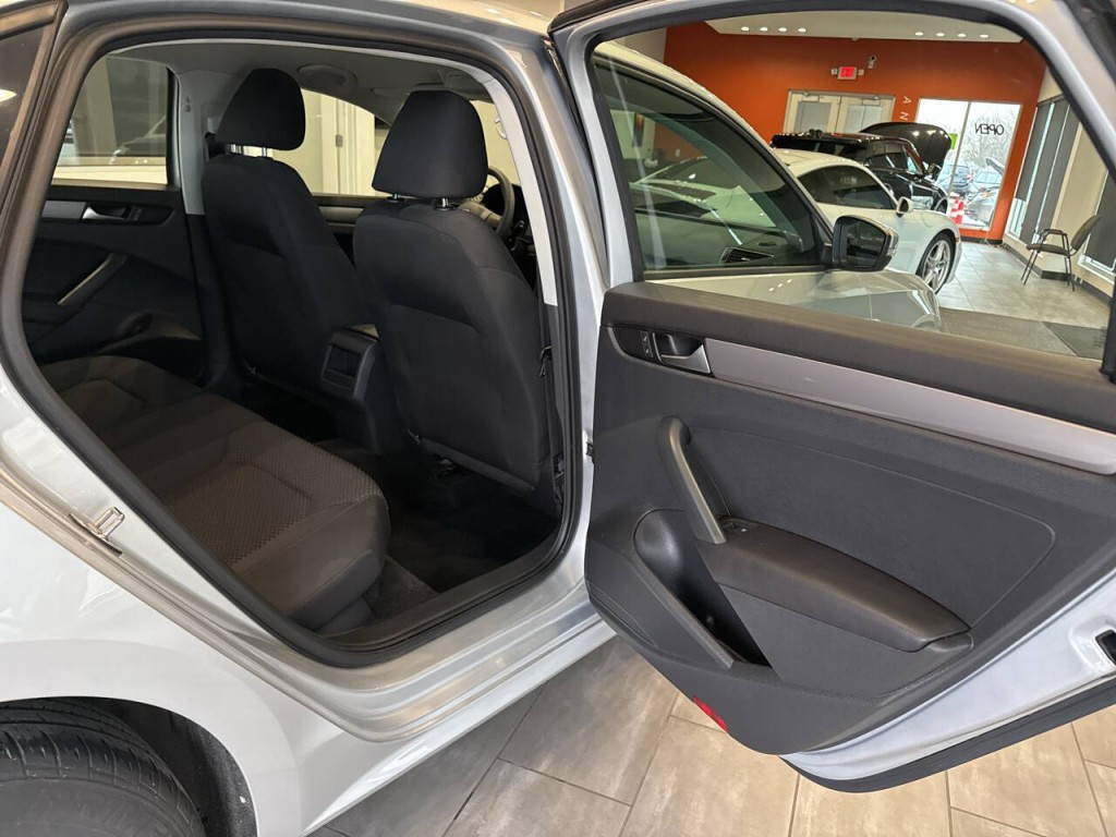 2015 Volkswagen Passat Image 29