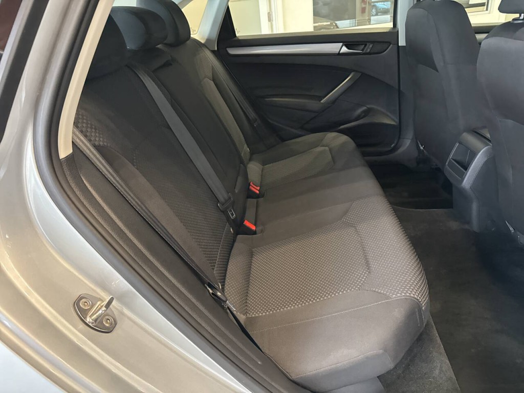 2015 Volkswagen Passat Image 31