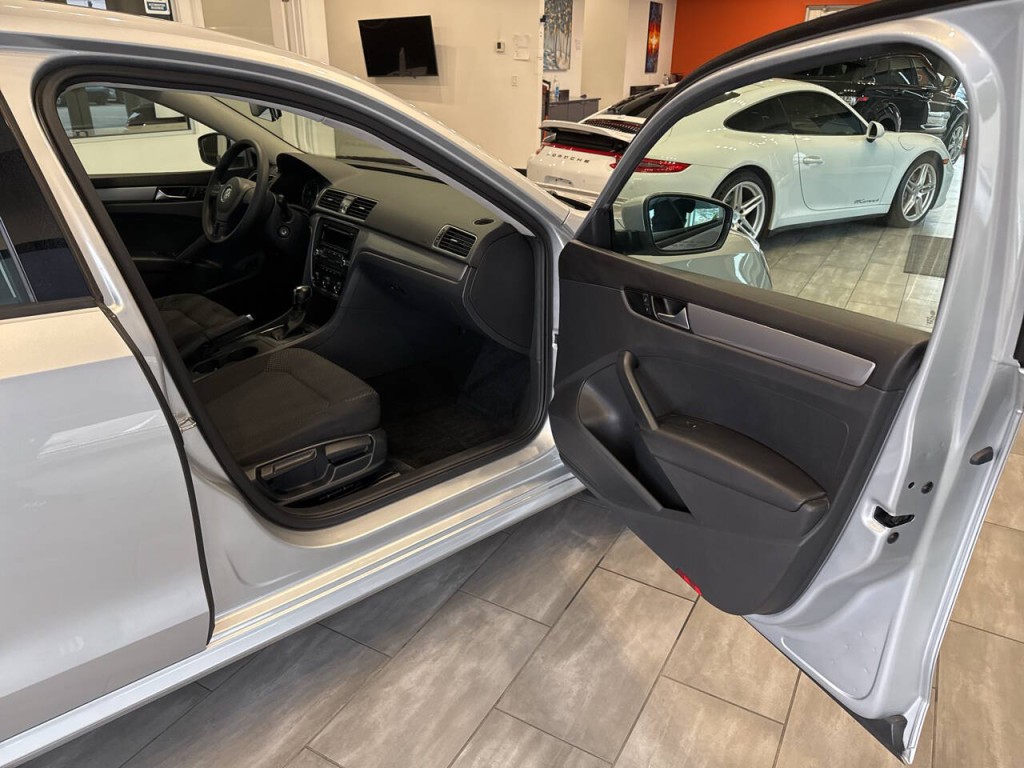 2015 Volkswagen Passat Image 32