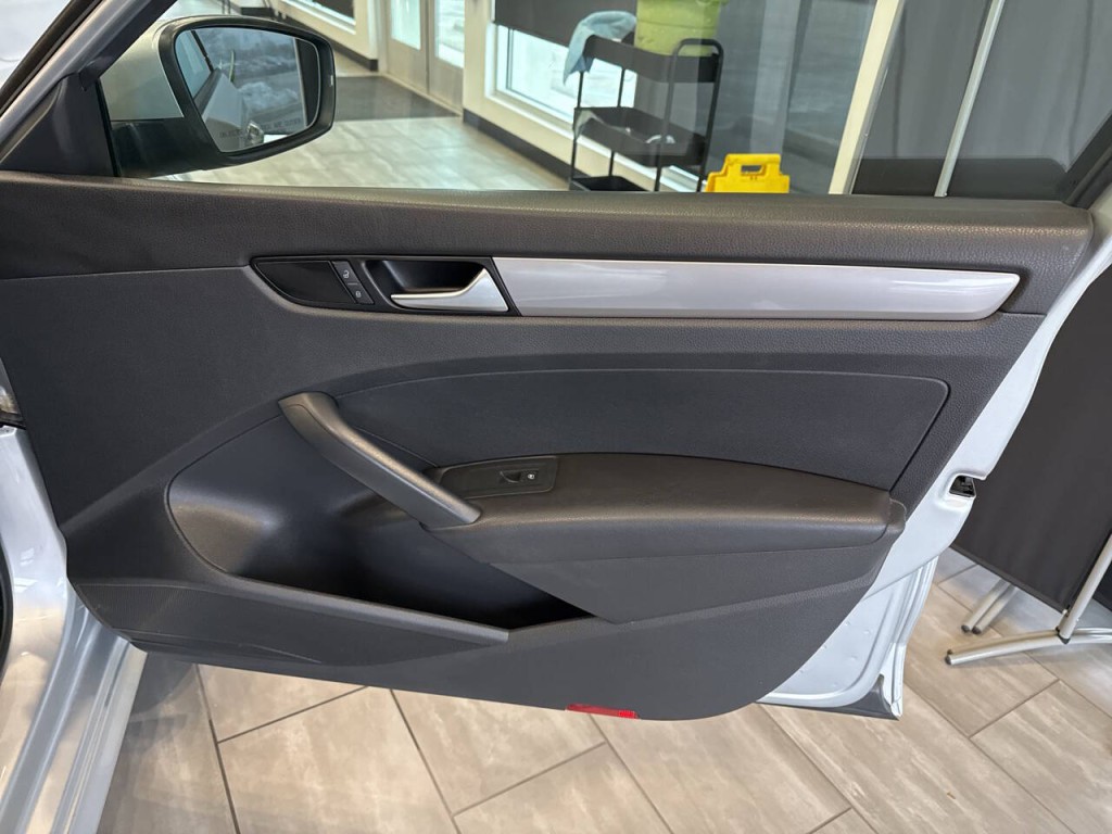 2015 Volkswagen Passat Image 33