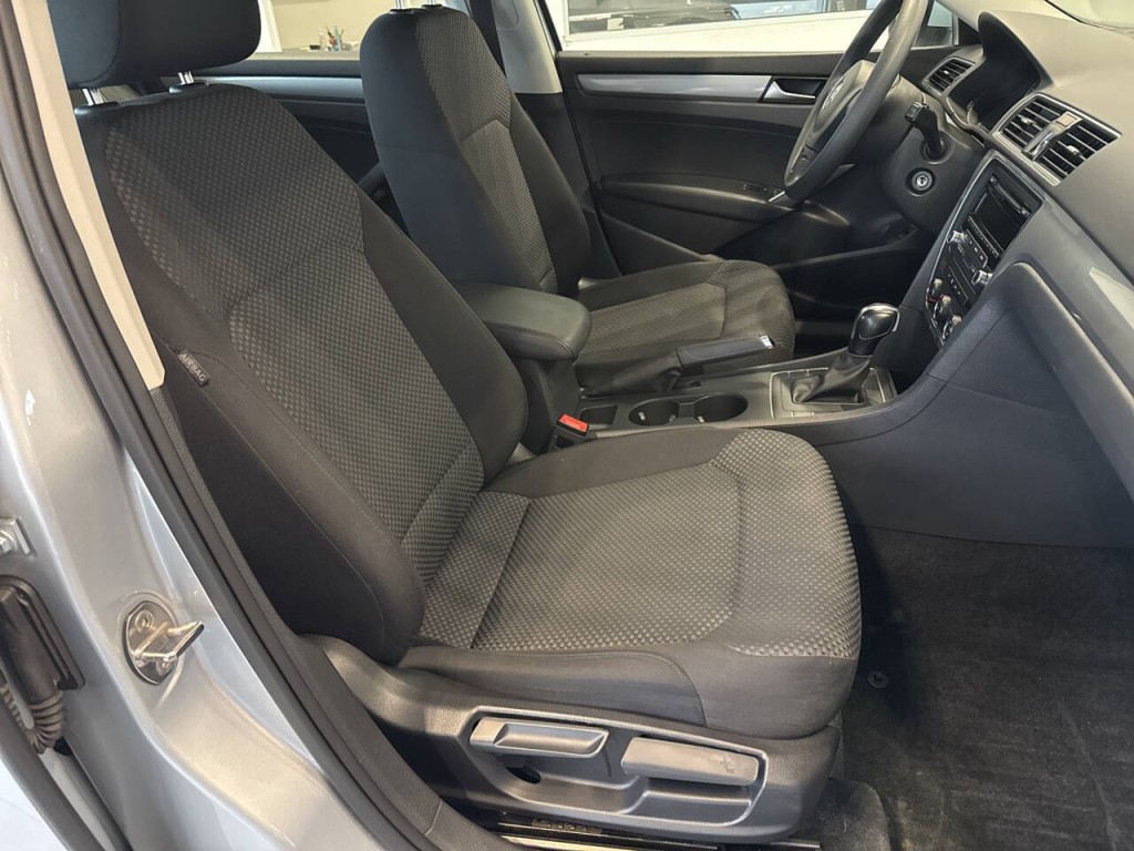 2015 Volkswagen Passat Image 34