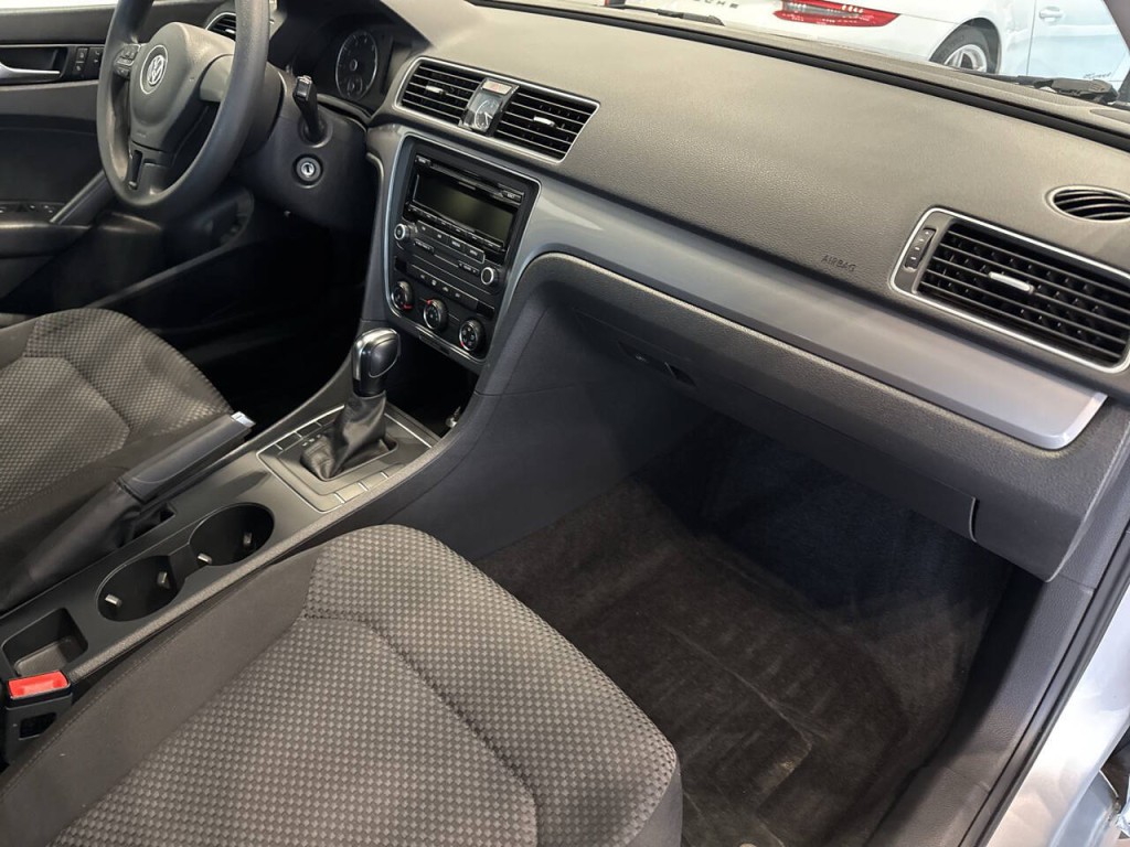 2015 Volkswagen Passat Image 35