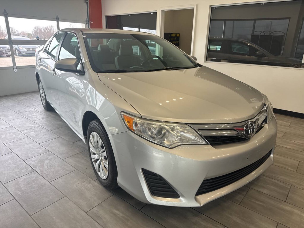 2012 Toyota Camry Image 2