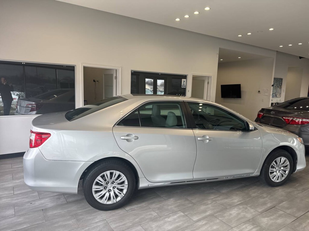2012 Toyota Camry Image 11