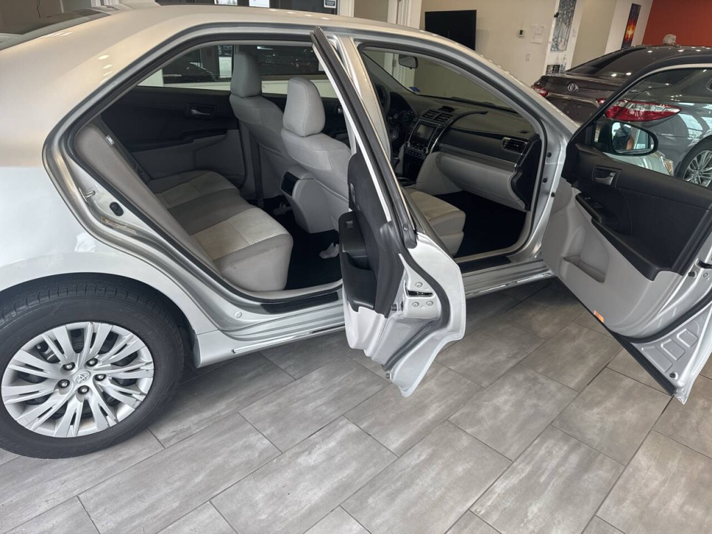 2012 Toyota Camry Image 12