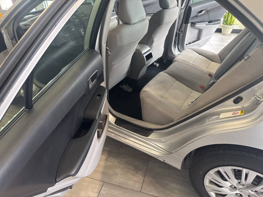 2012 Toyota Camry Image 17