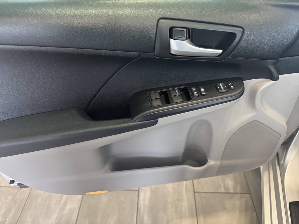 2012 Toyota Camry Image 19
