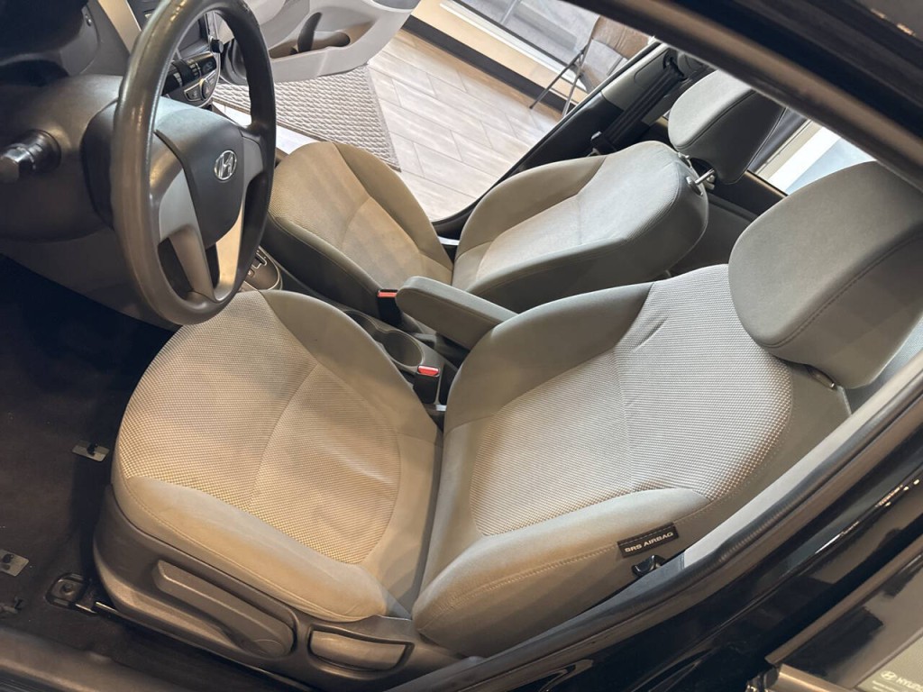 2014 Hyundai Accent Image 15