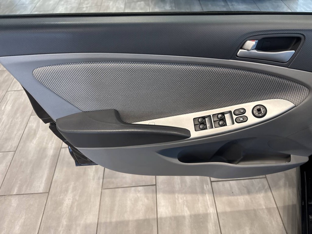 2014 Hyundai Accent Image 16