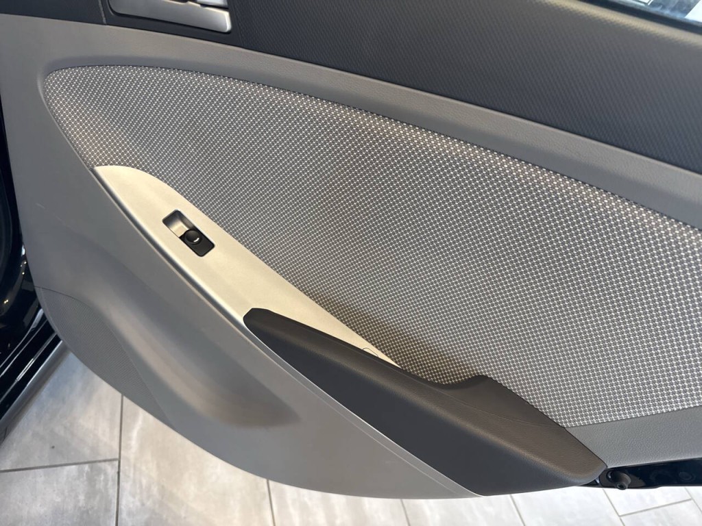 2014 Hyundai Accent Image 22