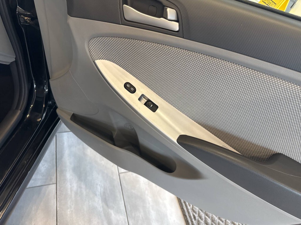 2014 Hyundai Accent Image 23