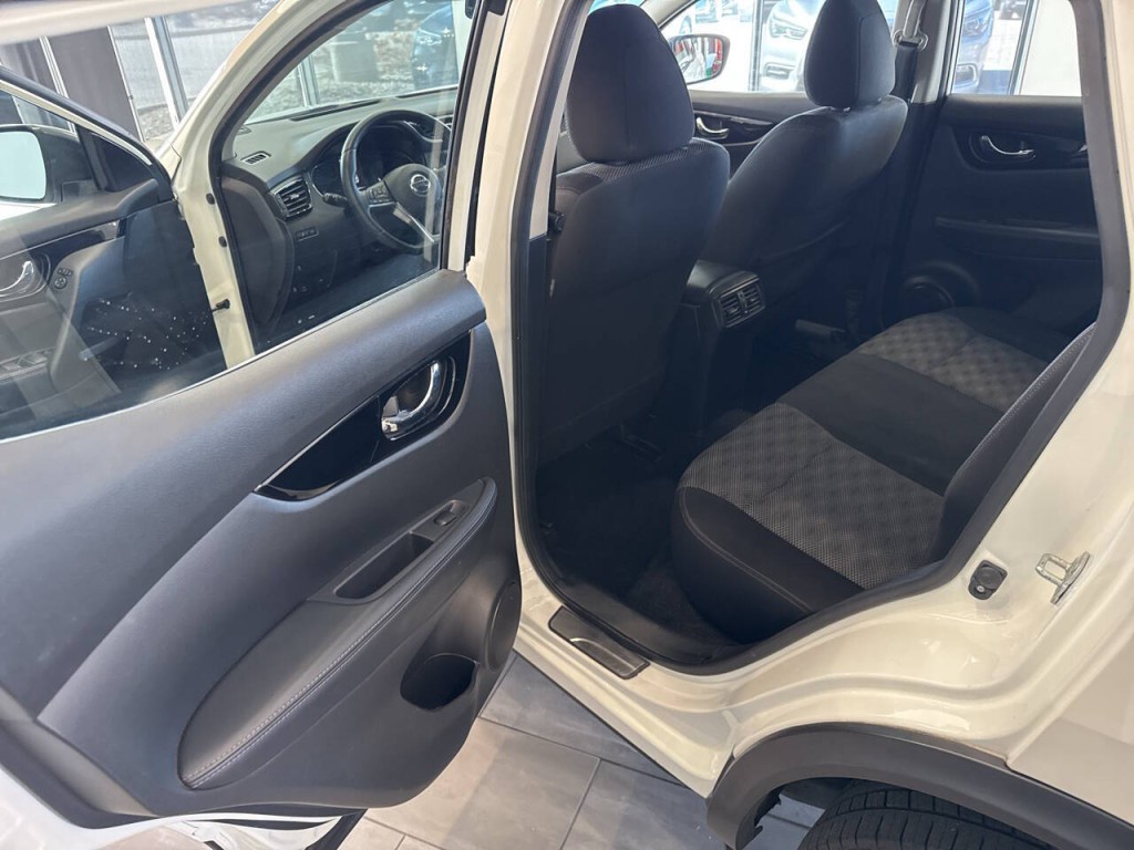 2017 Nissan Rogue Image 24