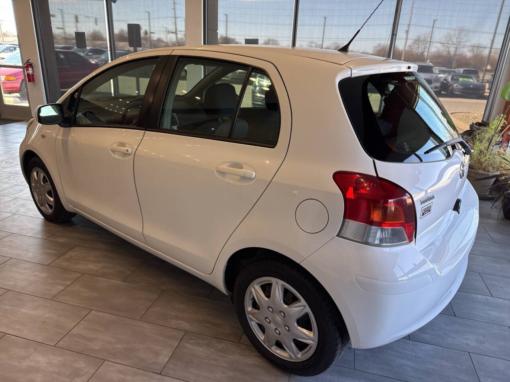2011 Toyota Yaris Image 5