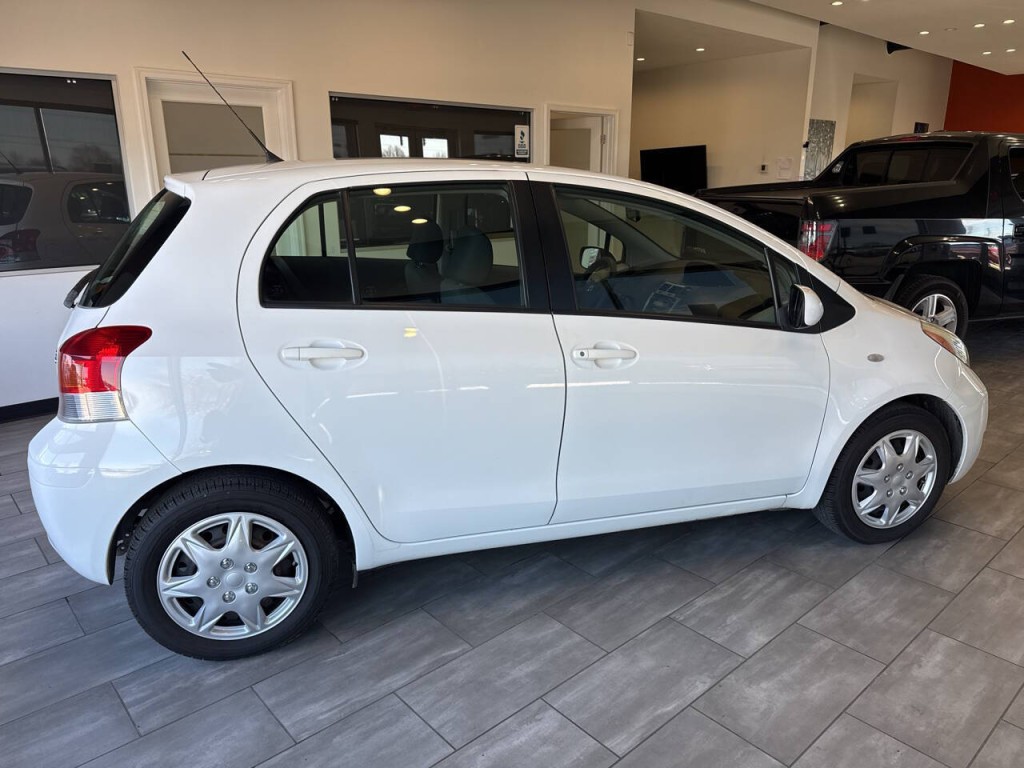2011 Toyota Yaris Image 8