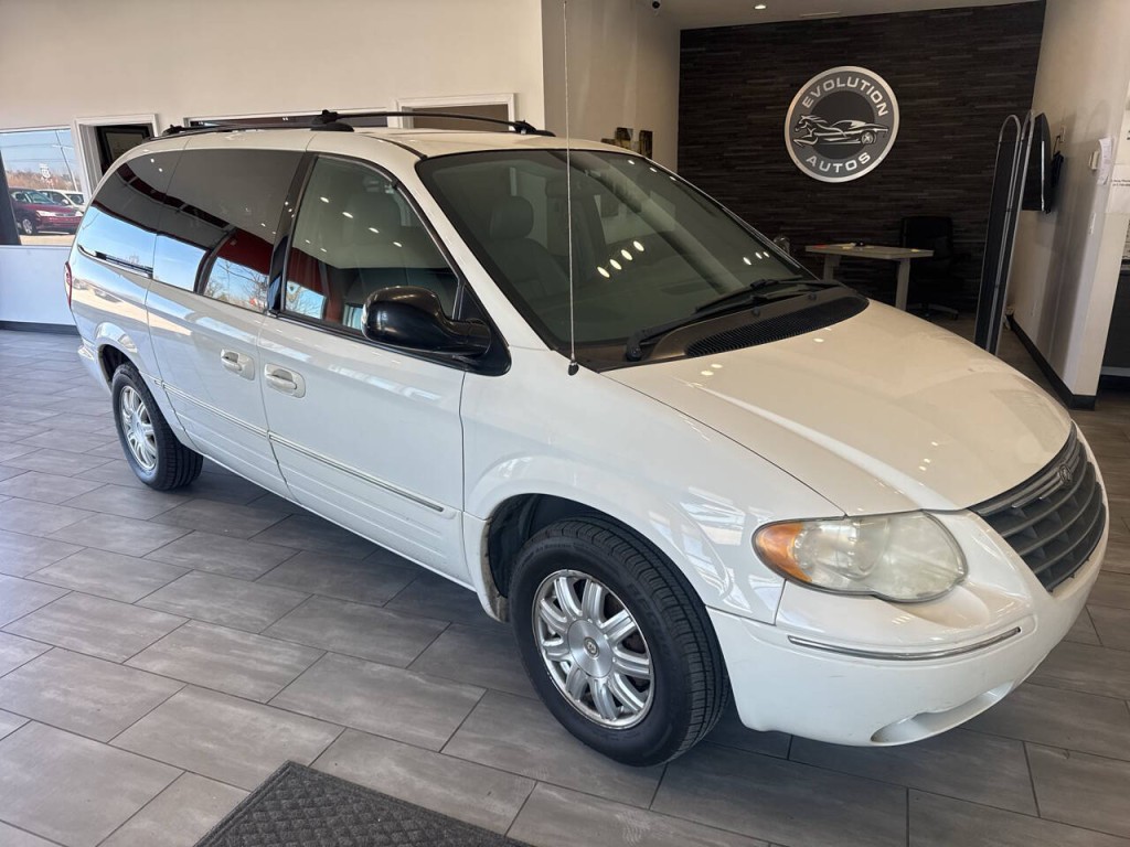 2005 Chrysler Town & Country Image 2