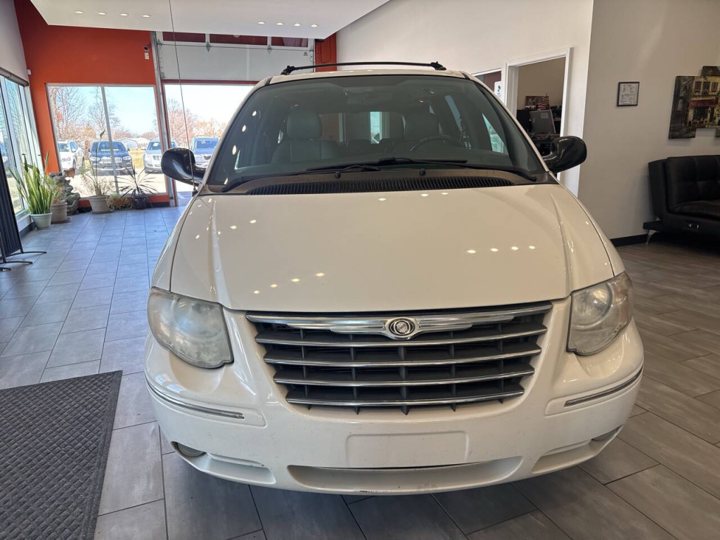 2005 Chrysler Town & Country Image 3