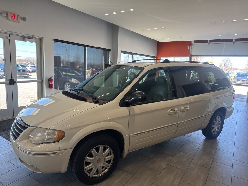 2005 Chrysler Town & Country Image 5