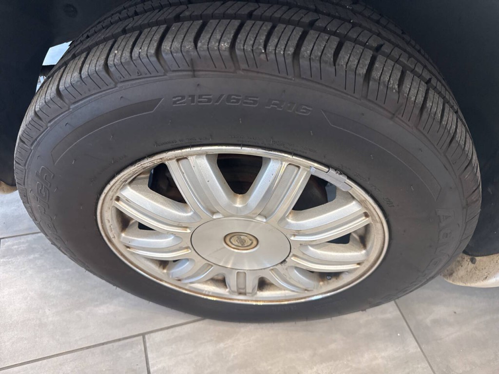 2005 Chrysler Town & Country Image 6