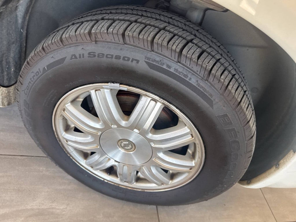 2005 Chrysler Town & Country Image 7