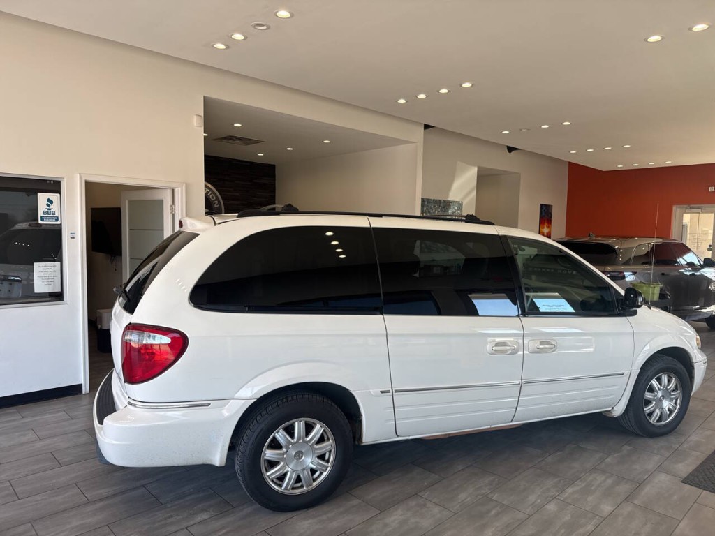 2005 Chrysler Town & Country Image 8
